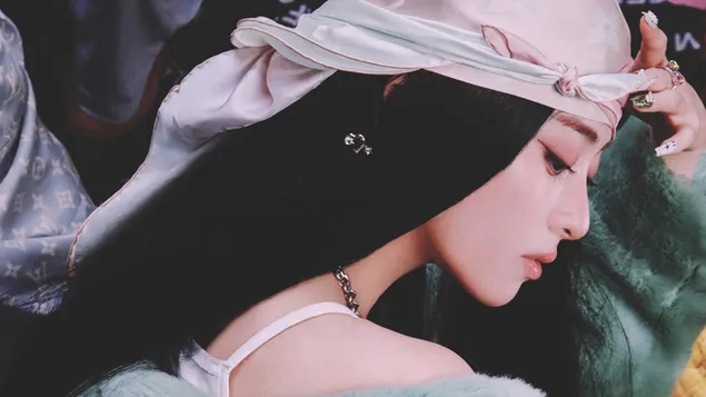 LE SSERAFIM'den Yunjin 'Easy' Albümünde (Balmy Flex Ver.) Çekiminde 4K duvar kağıdı