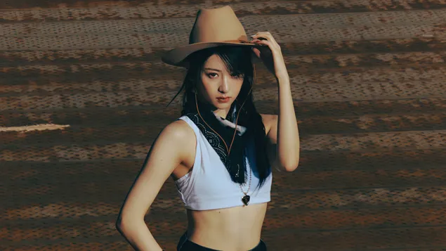 yundzhin iz le sserafim v klipe unforgiven (dusty amber vers.) shoot skachat'