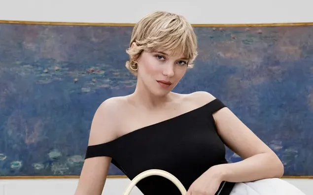Lea Seydoux Franséisch Actrice mat engem blonden kuerz Hoer mat engem Ozean Molerei Hannergrond 4K Tapeten