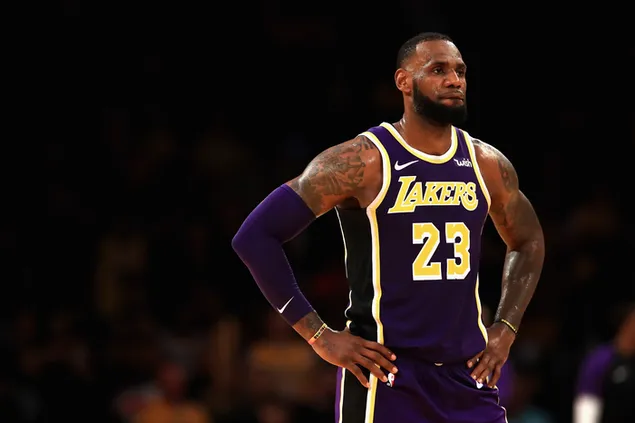 Lebron James im lila Trikot der Los Angeles Lakers 4K Hintergrundbild