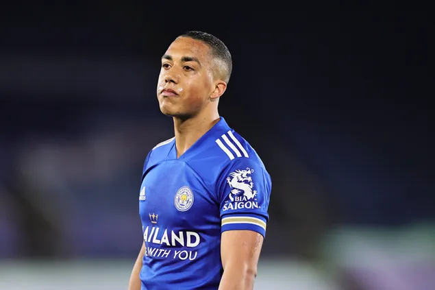 Jugador de fútbol de Leicester City Youri Tielemans estadio con desenfoque 4K fondo de pantalla