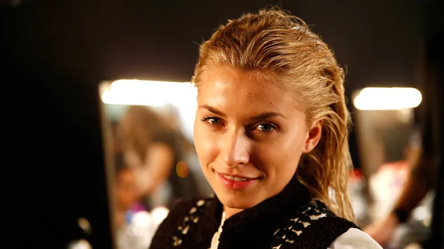 لنا گرکه کاغذدیواری  4K