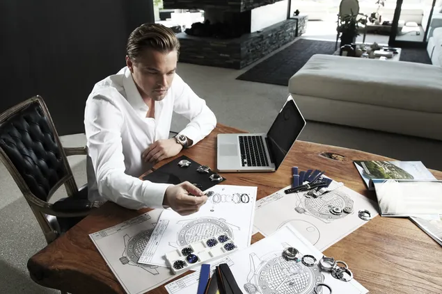 Leonardo Dicaprio arbeitet am Schreibtisch mit Uhrendesign