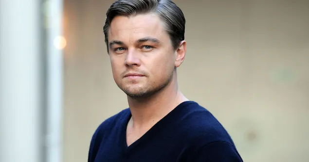 Leonardo Dicaprio pelakon kacak dengan baju sejuk v-neck hitam 4K kertas dinding
