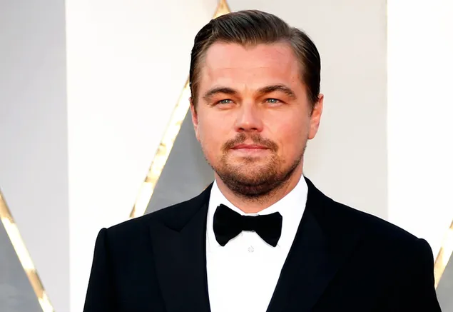 Leonardo Dicaprio dalam tuksedo sejurus sebelum menghadiri majlis malam 2K kertas dinding
