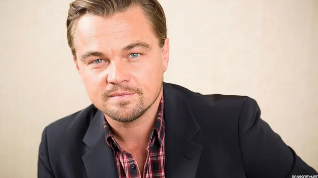 Leonardo Dicaprio berbaju diraja jaket hitam dan latar belakang berwarna krim HD kertas dinding