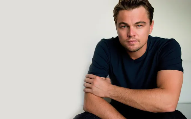 Baju biru laut Leonardo Dicaprio dengan latar belakang putih 2K kertas dinding