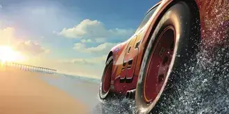 Tapeta Blesk Mcqueen z animovaného filmu Auta jezdí u moře na pláži 8K