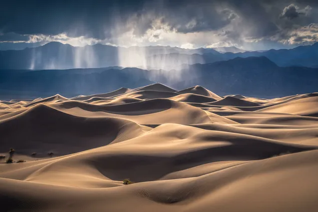 空から砂漠の砂に溢れる光
