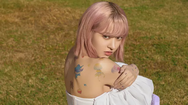 lily van nmixx (kpop band) in love me like this mv shoot (expergo album) aflaai