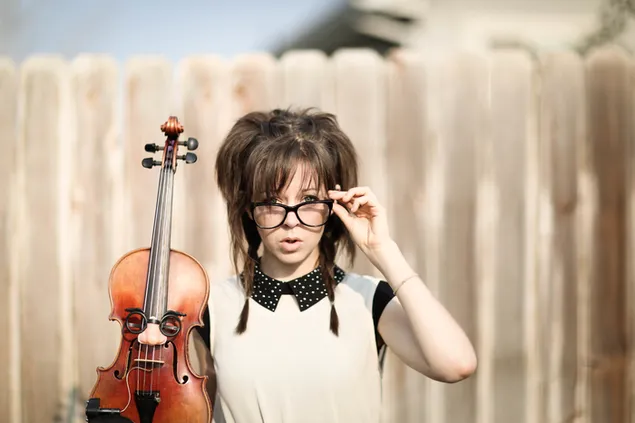 Lindsey Stirling amb violí baixada