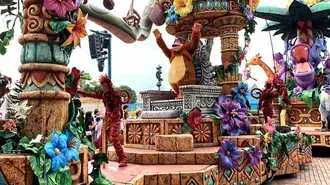 postava lviho krale behem pruvodu zabavniho parku disneyland hongkong stahnout