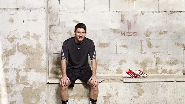 Publicidad de Lionel Messi frente al muro 2K fondo de pantalla