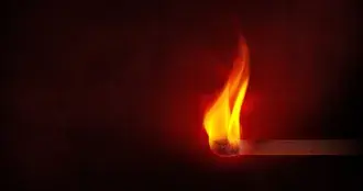 cubo illuminato su uno sfondo nero 4K sfondo