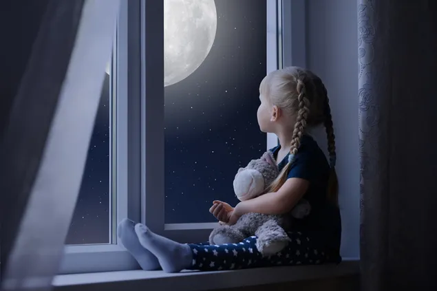 Babymeisje kijken naar de volle maan met haar teddybeer download