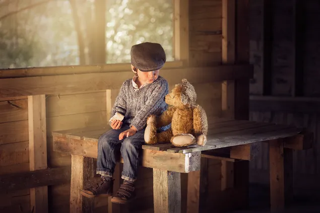 niño pequeño con oso de peluche 4K fondo de pantalla