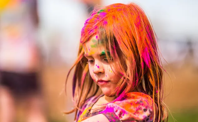 Djevojčica na holi festivalu obojila je kosu, lice i haljinu bojom u prahu 4K pozadina