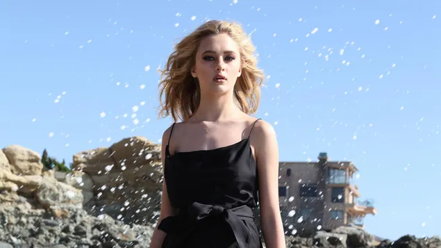 Taustakuva 'Lizzy Greene' mustassa mekossa 2K