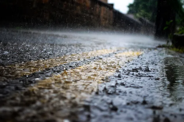 lluvia en la carretera asfaltada