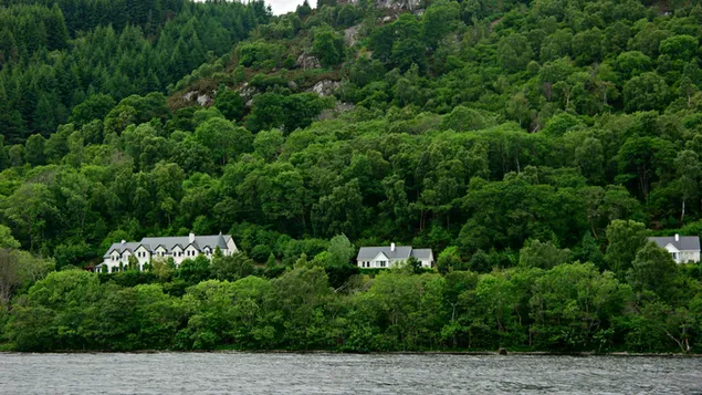 Hình nền Những ngôi nhà Scotland địa phương bên cạnh Núi và Đại dương 4K