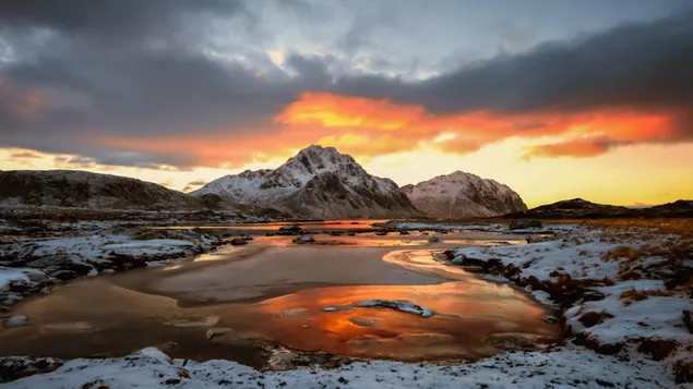 Lofoten-Inseln mit schneebedeckten Bergen und Wasserlandschaft