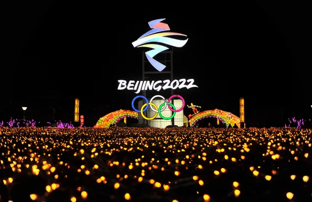 Logo der Olympischen Winterspiele 2022 in Peking mit Lichtern und Bühnenbildern