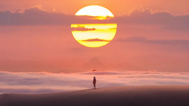 Eenzame jongen die naar de zonsondergang kijkt 4K achtergrond