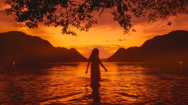 Einsames Mädchen, das auf dem See spaziert herunterladen