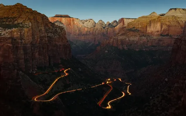 Ljusbild med lång exponering i mörkt fält mellan berg i skymningen 8K bakgrund