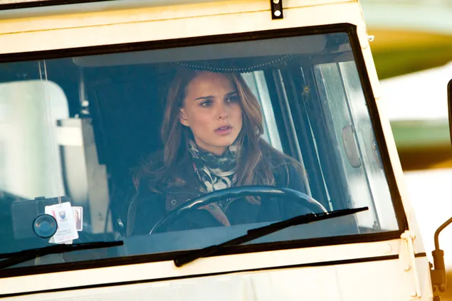 Langharige actrice in witte terreinwagen uit de film Thor 4, Love and Thunder 4K achtergrond
