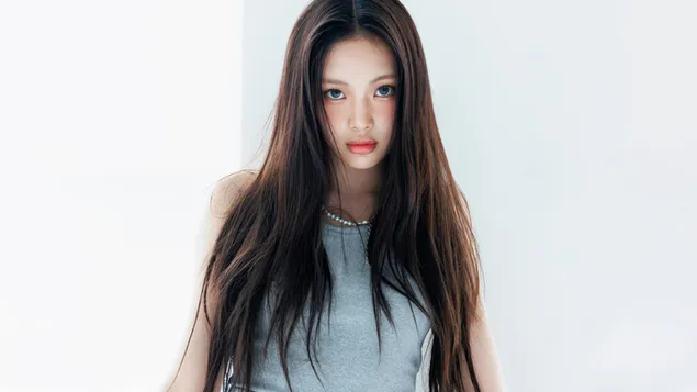 Шпалери Довгошерстий "Hyein" з NewJeans - зйомка альбому "How Sweet". 4K