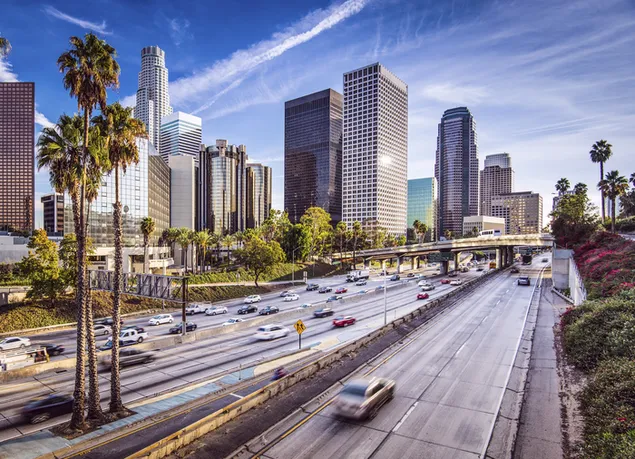 見事な超高層ビルと交通量の多い高速道路があるカリフォルニア州ロサンゼルス 4K 壁紙