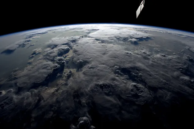 Lots of sun-glint right now during our whole orbit  4K wallpaper