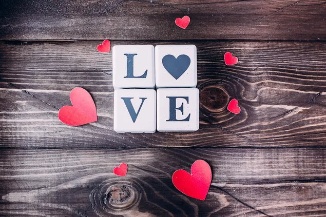 Surat cinta kubus dengan hati di latar belakang kayu unduhan