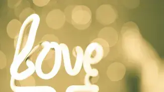 Tapeta Láska typografie s neonovým světlem 4K