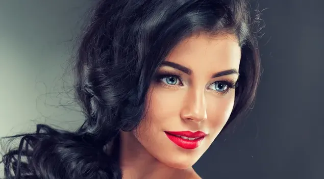 Gadis cantik berambut hitam dengan mata biru dan potret bibir merah