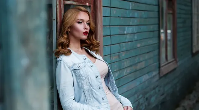 Encantadora dama rubia con labios rojos apoyados en paredes de madera verde