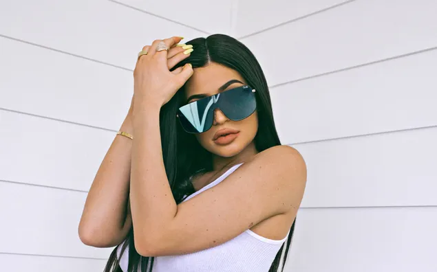 Das schöne Model Kylie Jenner hat lange schwarze Haare und eine Sonnenbrille an 4K Hintergrundbild