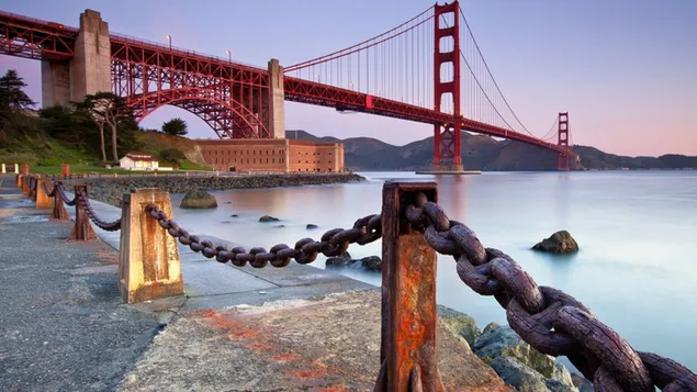 lae hoekfoto van goue hekbrug aflaai