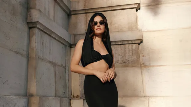 'Lucy Hale' me syze dielli të zeza 4K sfond