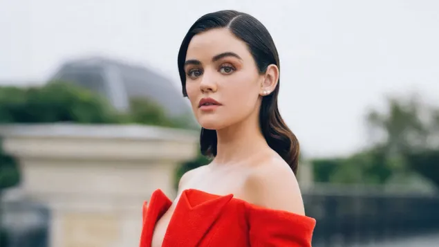 'Lucy Hale' me fustan të kuq të ndezur 4K sfond