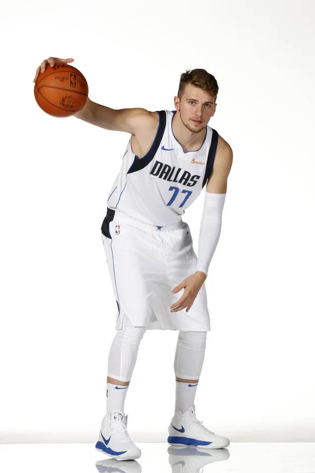 Luka dončić bóng rổ bằng tay nền trắng