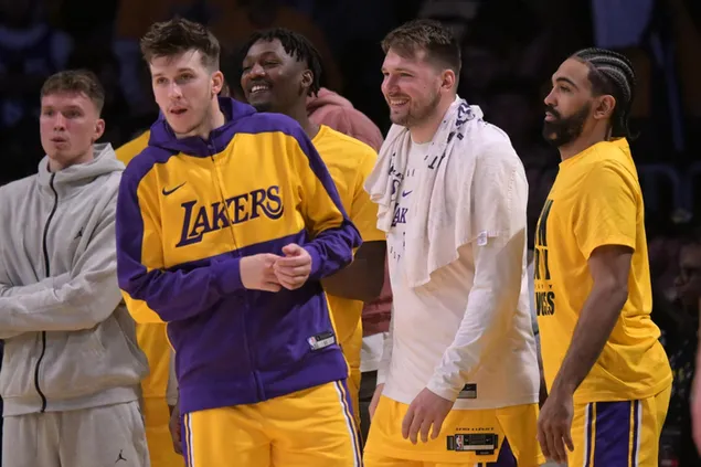 Luka Doncic med Los Angeles Lakers trupp HD bakgrund