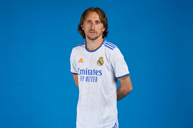 Luka Modric, jugador de futbol nacional croat del Reial Madrid, posa amb les mans a l'esquena davant d'un fons blau 2K fons de pantalla