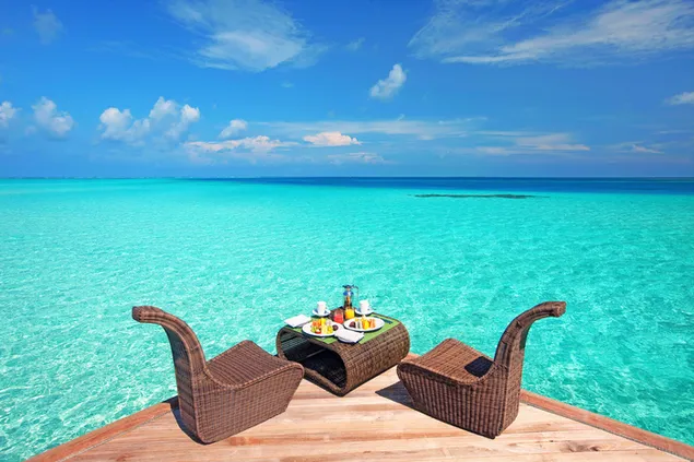 Mittagessen mit Blick auf das tropische Meer 4K Hintergrundbild