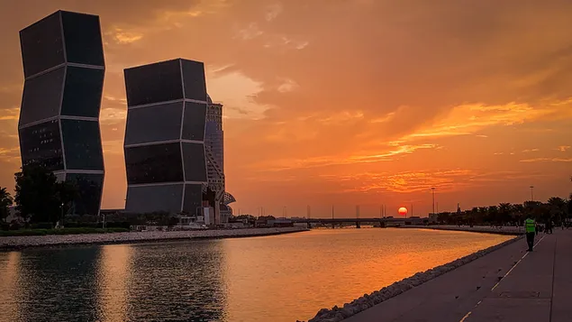 Stavba Lusail, sončni zahod z oranžnim nebom 2K ozadje