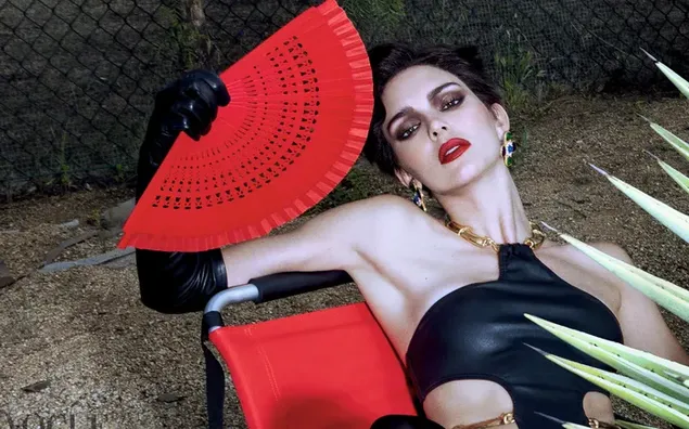 La lujosa supermodelo Kendall Jenner con un sexy vestido negro y un abanico rojo 4K fondo de pantalla