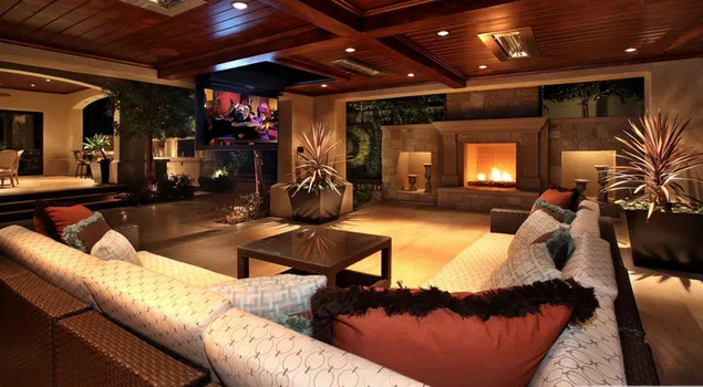 Soggiorno di lusso con rivestimento del soffitto in legno con grande camino HD sfondo