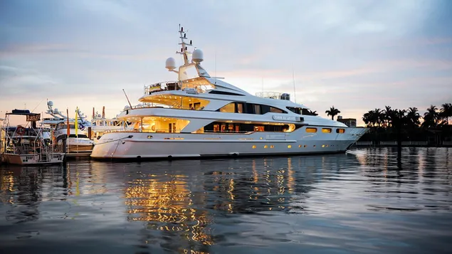 Luxusyacht, die abends im Jachthafen festgemacht ist herunterladen