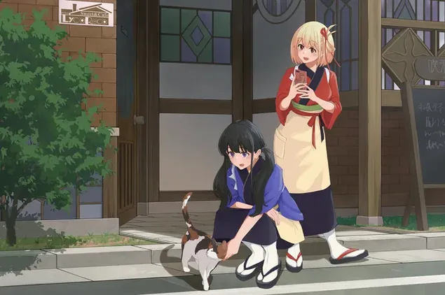 Tapeta Lycoris Recoil - Chisato Nishikigi a Takina Inoue s toulavou kočkou 4K